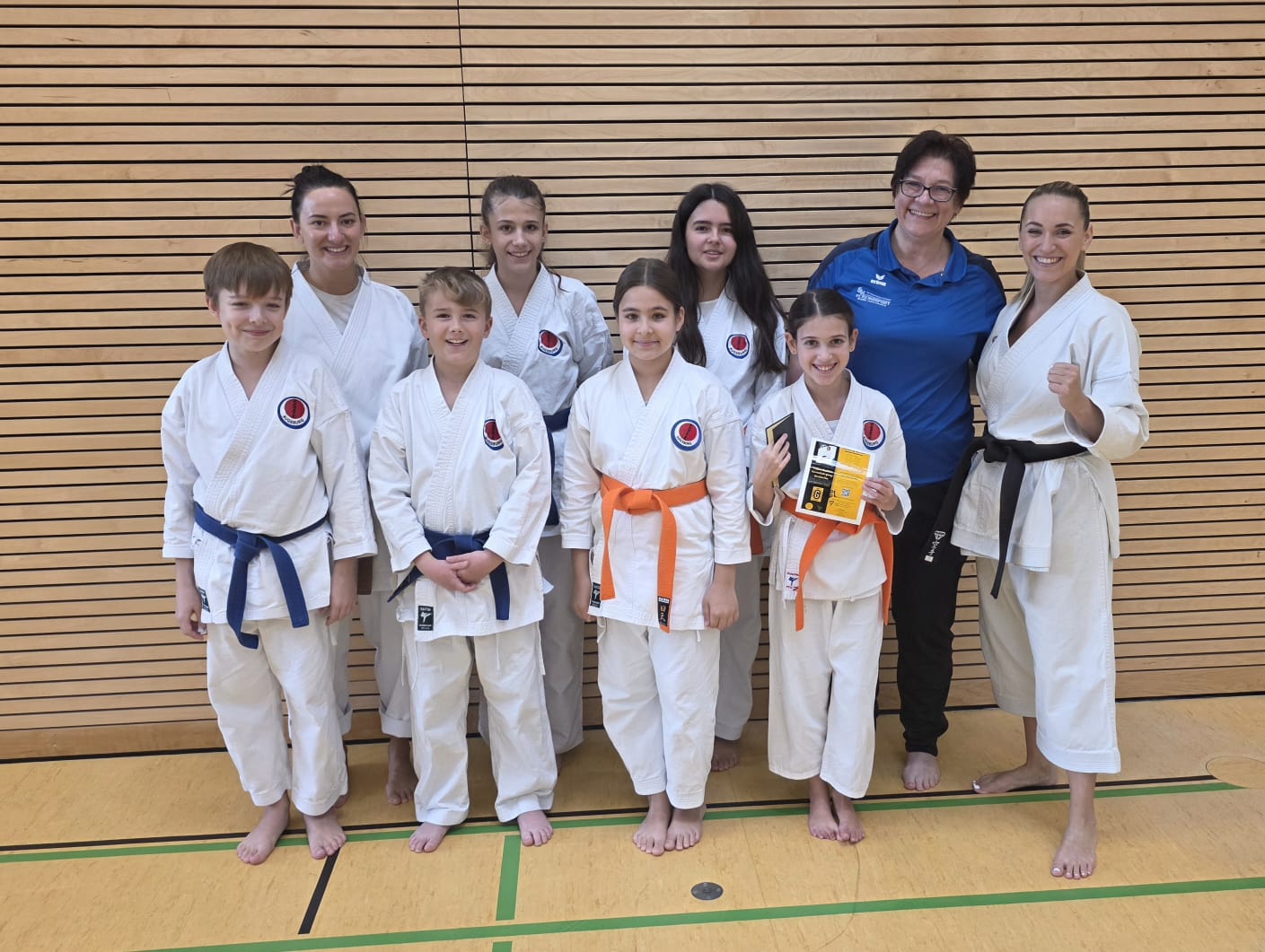 Unsere KATA-Wettkampfgruppe mit der KATA-Weltmeisterin Unsere KATA-Wettkampfgruppe mit der KATA-Weltmeisterin
