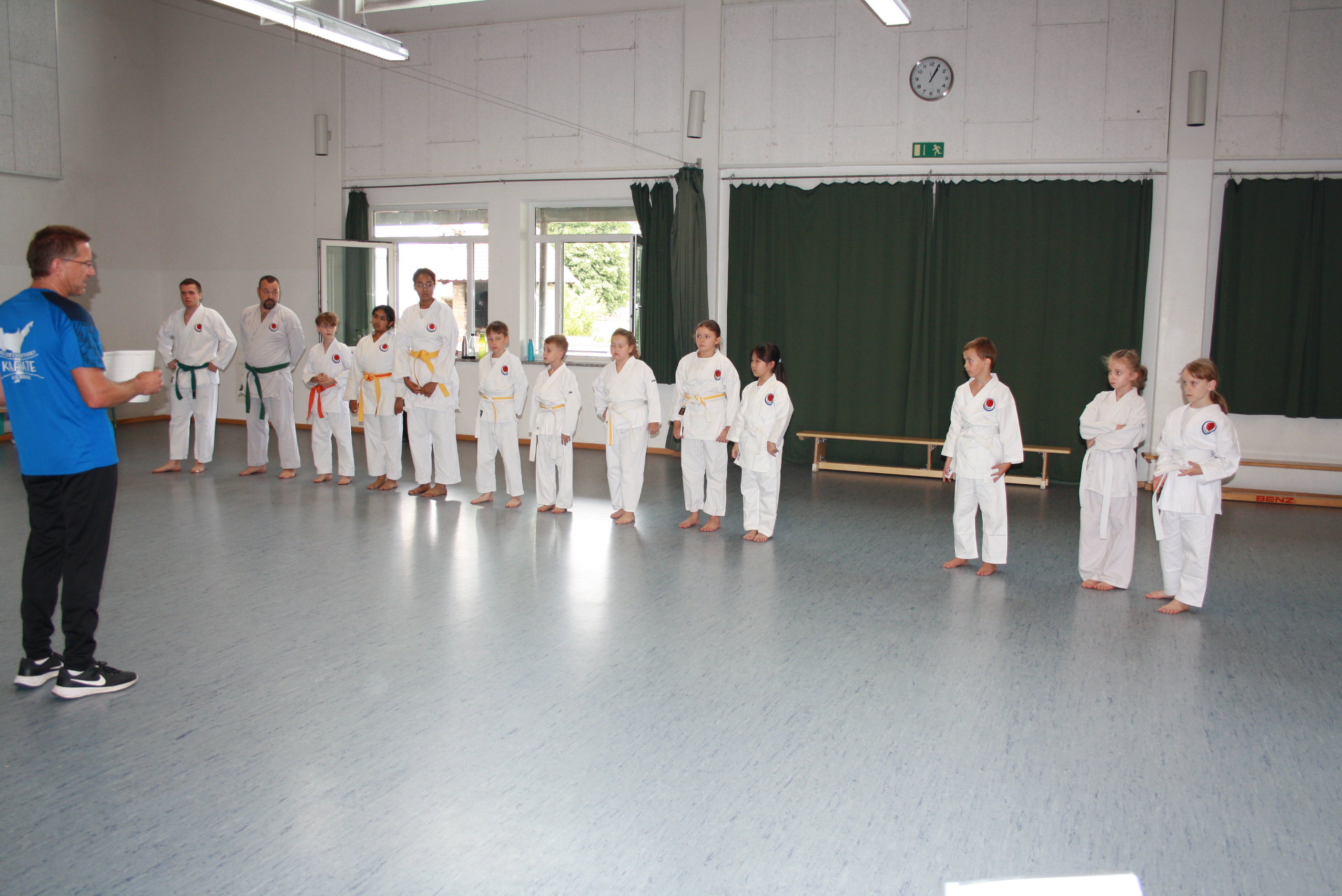 Gespannte kleine und größere Karatekas vor der Prüfung (Bild: Andi K.)