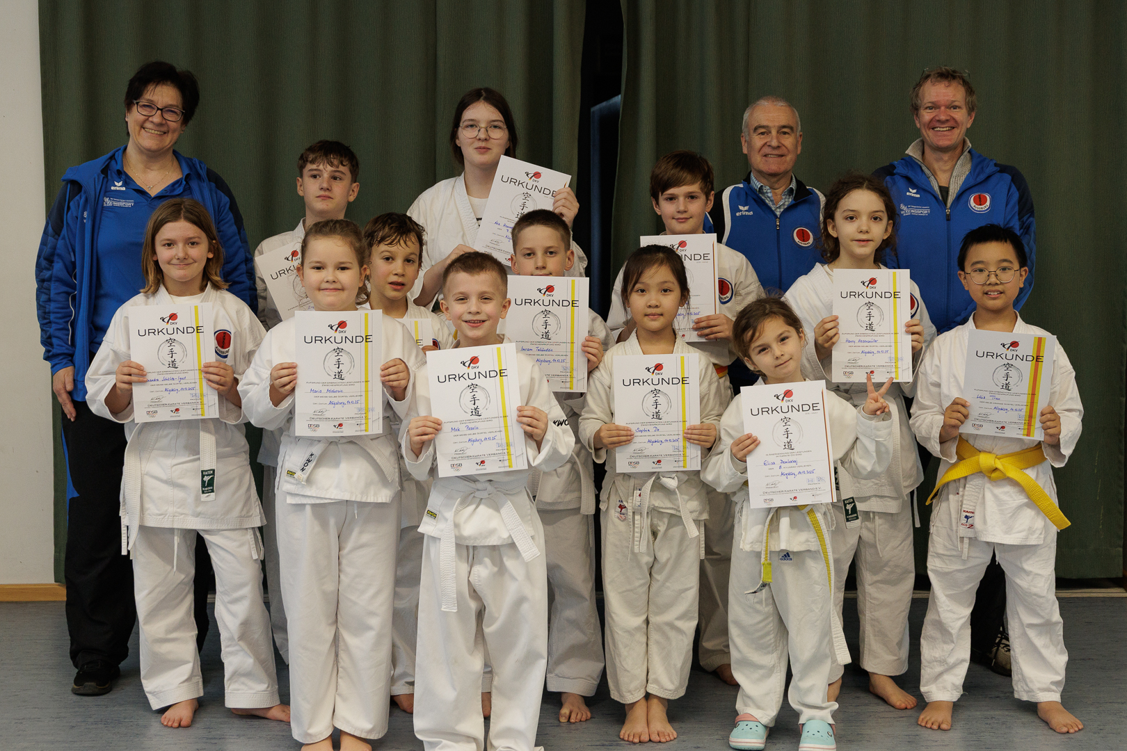 Strahlende kleine Karatekas nach bestandener Prüfung (Bild: Herbert I.) Strahlende kleine Karatekas nach bestandener Prüfung (Bild: Herbert I.)