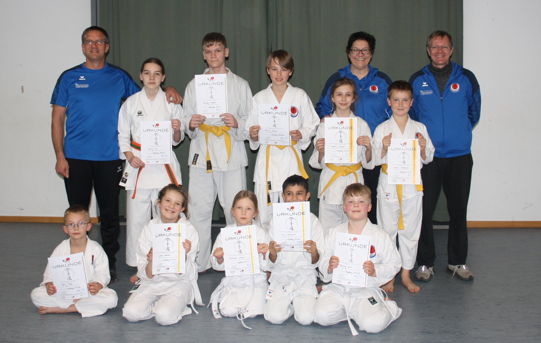 Strahlende kleine und größere Karatekas nach bestandener Prüfung (Bild: Herbert I.)